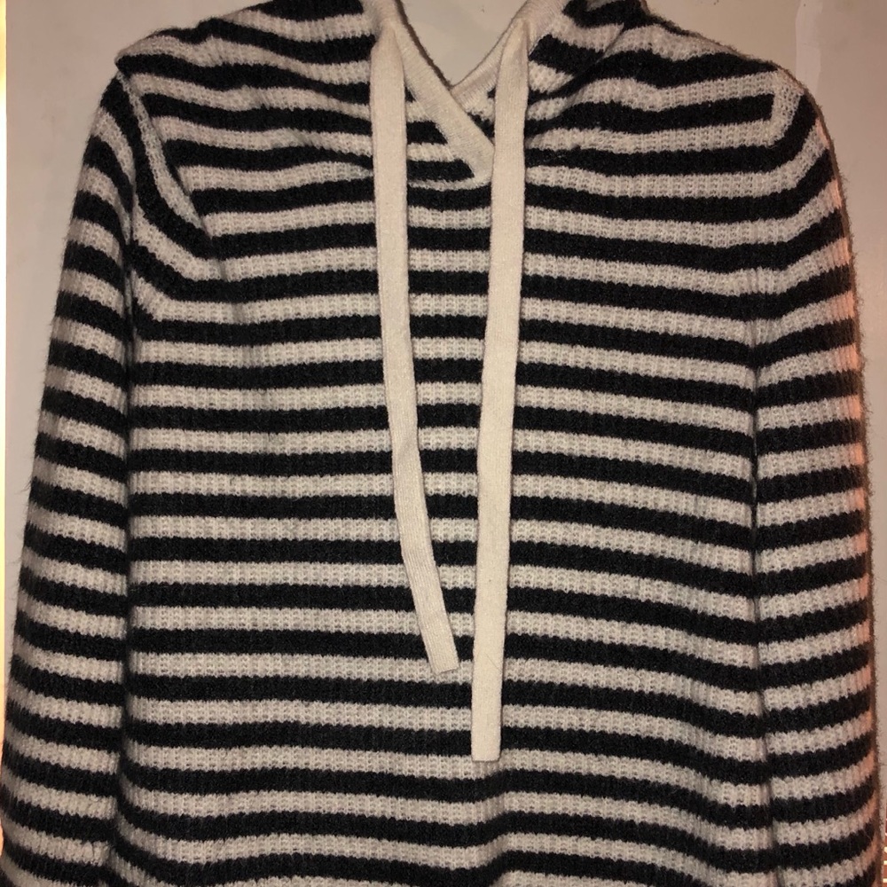Gap sweater